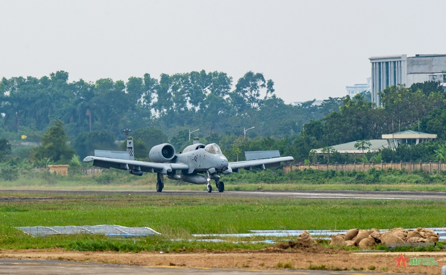 Cận cảnh máy bay quân sự C-130J và A-10 của Mỹ tham gia Triển lãm Quốc phòng quốc tế Việt Nam 2024